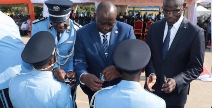 Remise d'épaulettes aux Commissaires et Officiers stagiaires de Police ivoiriens et Congolais, le parrain Adjoumani encourage ces derniers à toujours rester conformes à leur devise Remise d'épaulettes aux Commissaires et Officiers stagiaires de Police ivoiriens et Congolais, le parrain Adjoumani encourage ces derniers à toujours rester conformes à leur devise