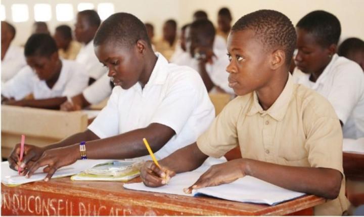 120 000 élèves de 6è de 744 établissements publics et privés vont bénéficier des manuels scolaires pour un prêt-location de 10.000 FCFA à l'achat 120 000 élèves de 6è de 744 établissements publics et privés vont bénéficier des manuels scolaires pour un prêt-location de 10.000 FCFA à l'achat
