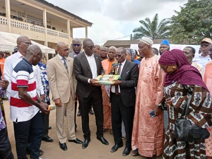 Abobo Avocatier, la MATCA fait des dons en vivres et non vivres d'un coût de 6.000.000 FCFA au groupe scolaire M'Ponon Abobo Avocatier, la MATCA fait des dons en vivres et non vivres d'un coût de 6.000.000 FCFA au groupe scolaire M'Ponon