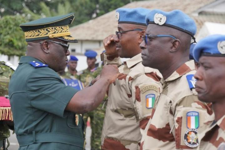 917 personnels militaires rentrés de mission du Mali et de la Guinée Bissau décorés, le message du Général Lassina Doumbia 917 personnels militaires rentrés de mission du Mali et de la Guinée Bissau décorés, le message du Général Lassina Doumbia