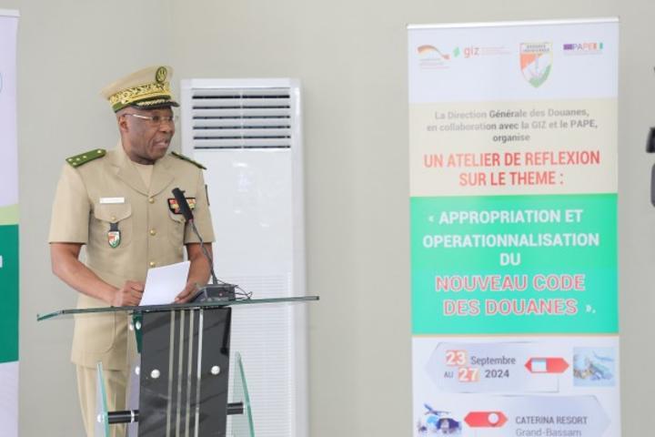 Nouveau code douanier, le Général Da Pierre Alphonse invite les agents à s'approprier la nouvelle loi plus adaptée aux défis contemporains Nouveau code douanier, le Général Da Pierre Alphonse invite les agents à s'approprier la nouvelle loi plus adaptée aux défis contemporains