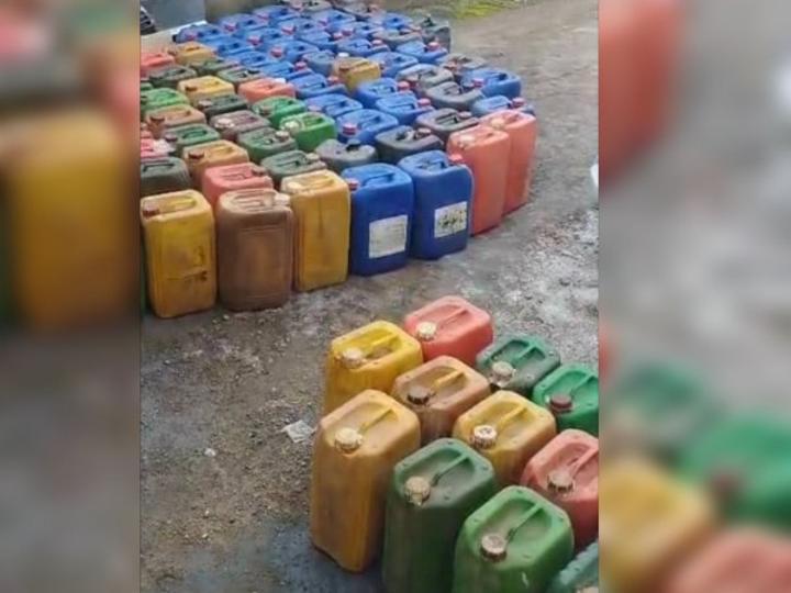 2500 litres d'essence de contrebande saisis à la frontière du Mali par des agents du ministère du commerce du Tchologo 2500 litres d'essence de contrebande saisis à la frontière du Mali par des agents du ministère du commerce du Tchologo