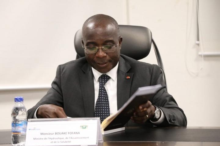 Un ancien spécialiste en Passation des Marchés au PARU accusé de faux et usages de faux par le Ministère de l'Hydraulique, de l'Assainissement et de la Salubrité Un ancien spécialiste en Passation des Marchés au PARU accusé de faux et usages de faux par le Ministère de l'Hydraulique, de l'Assainissement et de la Salubrité
