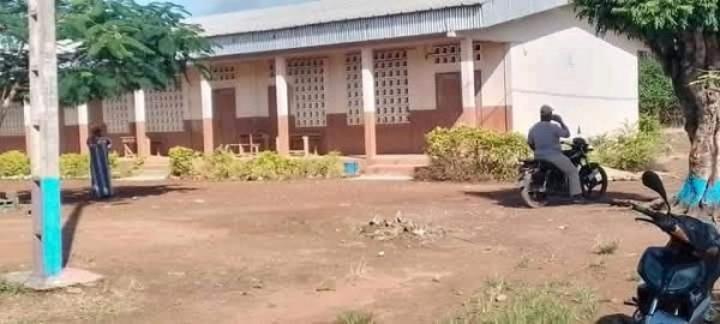 Grève partiellement suivie à Yopougon et quelques communes, des élèves renvoyés chez eux faute d'enseignants Grève partiellement suivie à Yopougon et quelques communes, des élèves renvoyés chez eux faute d'enseignants