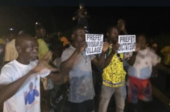 Accusé d'avoir nommé illégalement un chef intérimaire, le préfet de Jacqueville échappe de peu à une séquestration par les habitants du village d'Akrou Accusé d'avoir nommé illégalement un chef intérimaire, le préfet de Jacqueville échappe de peu à une séquestration par les habitants du village d'Akrou