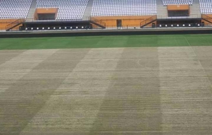 Après avoir été envahie par les supporters Burkinabés, la pelouse du « Felicia » va faire peau neuve Après avoir été envahie par les supporters Burkinabés, la pelouse du « Felicia » va faire peau neuve