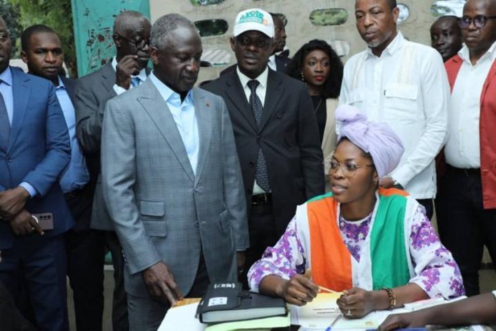 Révision de la liste électorale, Bictogo descend dans les centres d'enrôlement de Yopougon et invite à une adhésion massive à l'opération Révision de la liste électorale, Bictogo descend dans les centres d'enrôlement de Yopougon et invite à une adhésion massive à l'opération