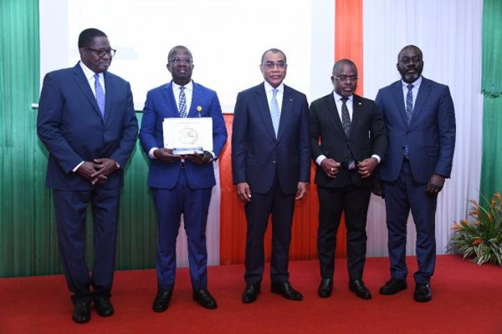 Adama Coulibaly célèbre huit de ses collaborateurs classés 2è et 3è lors du Prix national d'excellence 2024 et les encourage à demeurer des modèles pour leurs administrations Adama Coulibaly célèbre huit de ses collaborateurs classés 2è et 3è lors du Prix national d'excellence 2024 et les encourage à demeurer des modèles pour leurs administrations