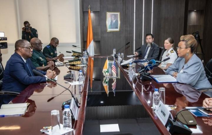 Côte d'Ivoire-USA : Sécurité, Washington fait don de 12 véhicules blindés de transport de troupes et va former les éléments des FACI déployés au nord du pays Côte d'Ivoire-USA : Sécurité, Washington fait don de 12 véhicules blindés de transport de troupes et va former les éléments des FACI déployés au nord du pays