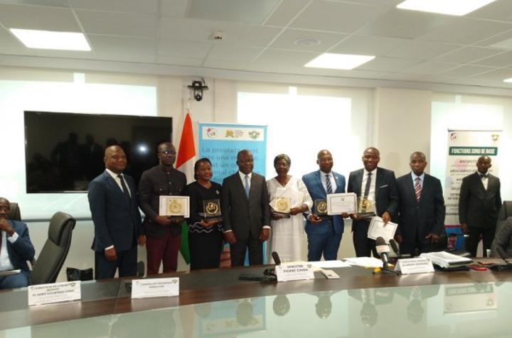 Côte d'Ivoire: Pierre Dimba aux agents de santé classés meilleurs 2è et 3è lors du Prix national d'excellence : “ Votre leadership doit être contagieux afin d'inspirer vos collègues...” Côte d'Ivoire: Pierre Dimba aux agents de santé classés meilleurs 2è et 3è lors du Prix national d'excellence : “ Votre leadership doit être contagieux afin d'inspirer vos collègues...”
