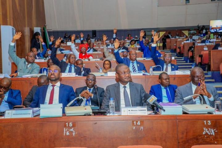 Les Sénateurs félicitent Moussa Sanogo pour les résultats probants obtenus à la tête de son ministère et adoptent à l'unanimité le budget 2025 d'un montant de 44,3 milliards Fcfa Les Sénateurs félicitent Moussa Sanogo pour les résultats probants obtenus à la tête de son ministère et adoptent à l'unanimité le budget 2025 d'un montant de 44,3 milliards Fcfa