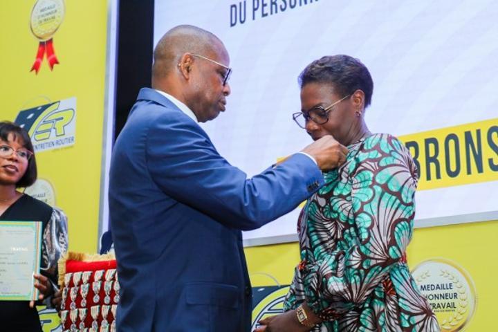 Célébration du mérite au FER, 29 agents distingués dans l'ordre de la Médaille d'honneur du Travail dont la DG Célébration du mérite au FER, 29 agents distingués dans l'ordre de la Médaille d'honneur du Travail dont la DG