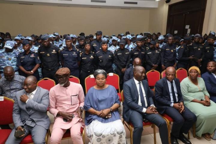 Yopougon, 233 agents assermentés de la police municipale s'engagent à faire respecter les règles de salubrité et de tranquillité publique Yopougon, 233 agents assermentés de la police municipale s'engagent à faire respecter les règles de salubrité et de tranquillité publique