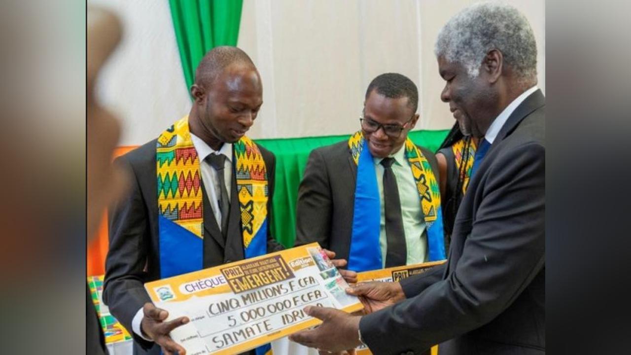 Autonomisation des jeunes du District d'Abidjan, des chèques d'un montant de 200 millions FCFA remis à 40 porteurs de projets Autonomisation des jeunes du District d'Abidjan, des chèques d'un montant de 200 millions FCFA remis à 40 porteurs de projets