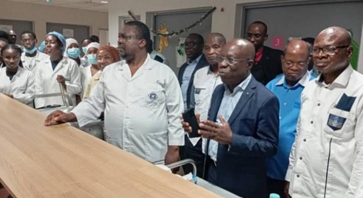 Le Dircab de Pierre Dimba passe le réveillon de la Saint Sylvestre aux côtés des médecins, infirmiers et sage-femmes dans les CHU et hôpitaux Le Dircab de Pierre Dimba passe le réveillon de la Saint Sylvestre aux côtés des médecins, infirmiers et sage-femmes dans les CHU et hôpitaux
