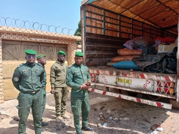 Ferké, un camion transportant près de 40 tonnes de cacao et de café frauduleux en partance pour le Burkina Faso intercepté Ferké, un camion transportant près de 40 tonnes de cacao et de café frauduleux en partance pour le Burkina Faso intercepté