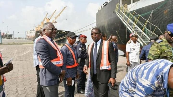 Inspection rigoureuse de la cargaison du navire Zimrida en présence de la presse, le Port d'Abidjan rassure sur la sécurité du nitrate d'ammonium Inspection rigoureuse de la cargaison du navire Zimrida en présence de la presse, le Port d'Abidjan rassure sur la sécurité du nitrate d'ammonium