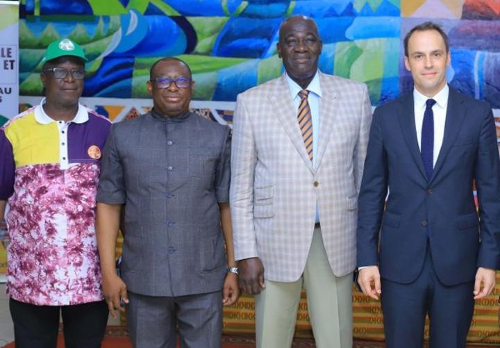 Les acteurs commerce instruits sur les formalités du trafic de marchandises, depuis l'embarquement jusqu'au déchargement Les acteurs commerce instruits sur les formalités du trafic de marchandises, depuis l'embarquement jusqu'au déchargement