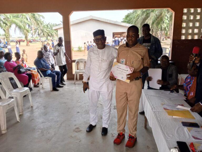 Journée portes ouvertes : 106 élèves méritants récompensés au lycée moderne Konan Camille d’Adiaké Journée portes ouvertes : 106 élèves méritants récompensés au lycée moderne Konan Camille d’Adiaké