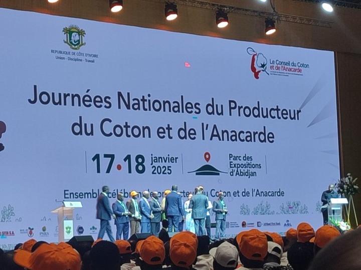 Anacarde, Adjoumani met en garde les acheteurs contre le non respect du prix bord champ fixé à 424 Fcfa, cinq protocoles d'accord signés lors des JNPCA Anacarde, Adjoumani met en garde les acheteurs contre le non respect du prix bord champ fixé à 424 Fcfa, cinq protocoles d'accord signés lors des JNPCA
