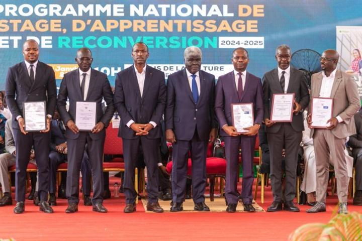 Des entreprises s'engagent avec l'Agence Emploi Jeunes à offrir plus de 17.000 opportunités de stages à près de 150.000 diplômés en présence du P.M Mambé Des entreprises s'engagent avec l'Agence Emploi Jeunes à offrir plus de 17.000 opportunités de stages à près de 150.000 diplômés en présence du P.M Mambé