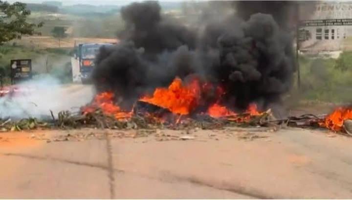 Conflit foncier à Anyama, des acquéreurs de terrains protestent contre une société immobilière qu'ils accusent de détruire illégalement leurs maisons, l'affaire en justice Conflit foncier à Anyama, des acquéreurs de terrains protestent contre une société immobilière qu'ils accusent de détruire illégalement leurs maisons, l'affaire en justice