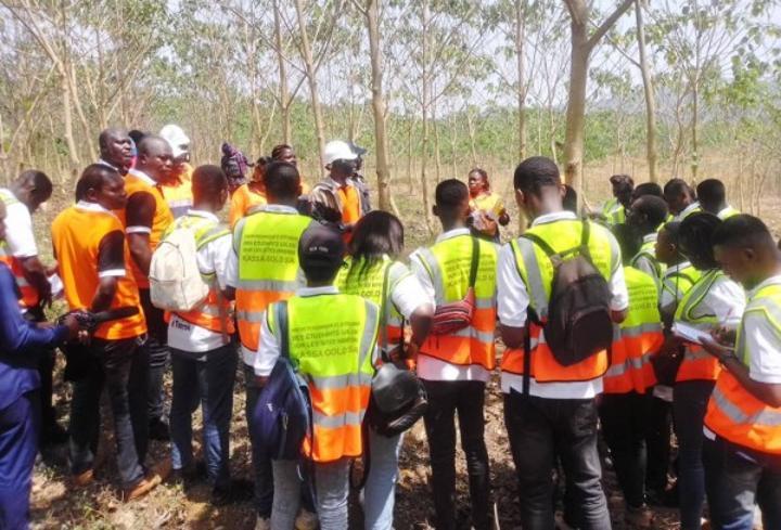 Après la théorie en amphi, des étudiants de l'UJLOG en immersion sur des sites miniers de Kassa Gold à Bouaflé Après la théorie en amphi, des étudiants de l'UJLOG en immersion sur des sites miniers de Kassa Gold à Bouaflé