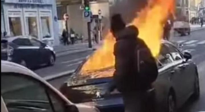 Côte d'Ivoire-France : Un individu se présentant comme ivoirien met le feu à un véhicule stationné près du Consulat à Paris Côte d'Ivoire-France : Un individu se présentant comme ivoirien met le feu à un véhicule stationné près du Consulat à Paris