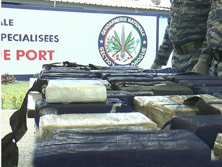 Trafic de Cocaïne en 2021, l'ancien patron de la cellule antidrogue du Port d'Abidjan, deux officiers et leur « indic » condamnés à 5 ans de prison Trafic de Cocaïne en 2021, l'ancien patron de la cellule antidrogue du Port d'Abidjan, deux officiers et leur « indic » condamnés à 5 ans de prison