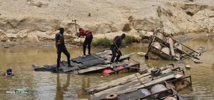Traque contre les orpailleurs clandestins, 99 sites illégaux déguerpis, près de 50 millions FCFA saisis Traque contre les orpailleurs clandestins, 99 sites illégaux déguerpis, près de 50 millions FCFA saisis
