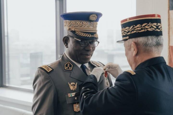 Côte d'Ivoire-France : Le Général Alexandre Apalo Touré, élevé au rang d'Officier de la Légion d'Honneur Côte d'Ivoire-France : Le Général Alexandre Apalo Touré, élevé au rang d'Officier de la Légion d'Honneur
