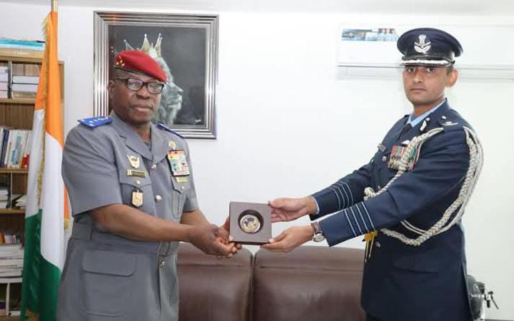 Le général Apalo Touré échange avec l’attaché de défense indien pour renforcer la coopération militaire Le général Apalo Touré échange avec l’attaché de défense indien pour renforcer la coopération militaire