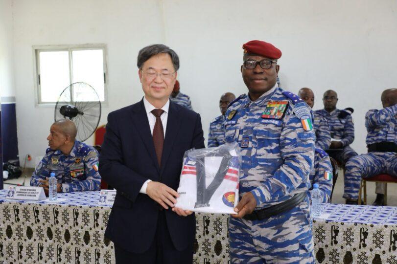 La fondation Saemaul offre du matériel de Taekwondo à la Gendarmerie nationale pour renforcer les valeurs de discipline et d’esprit d’équipe La fondation Saemaul offre du matériel de Taekwondo à la Gendarmerie nationale pour renforcer les valeurs de discipline et d’esprit d’équipe