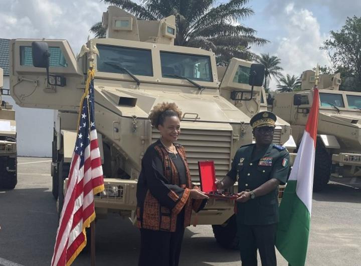 Côte d'Ivoire-USA : Les Etats Unis équipent l'armée de 12 véhicules blindés, une étape importante dans le partenariat de sécurité solide entre les 2 pays Côte d'Ivoire-USA : Les Etats Unis équipent l'armée de 12 véhicules blindés, une étape importante dans le partenariat de sécurité solide entre les 2 pays