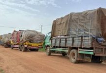 13 camions chargés de noix de cajou en partance pour le Ghana saisis disparaissent dans la nature suite à une intervention musclée d’un groupe de jeunes 13 camions chargés de noix de cajou en partance pour le Ghana saisis disparaissent dans la nature suite à une intervention musclée d'un groupe de jeunes
