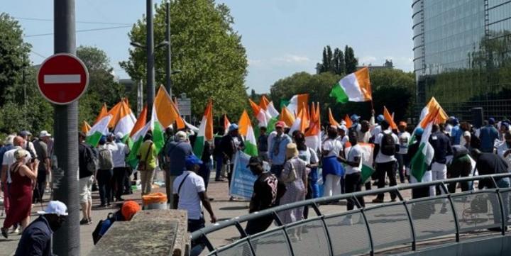 Des militants PPA-CI et GPS de la diaspora protestent devant le Parlement européen à Strasbourg contre l'exclusion de leurs candidats Des militants PPA-CI et GPS de la diaspora protestent devant le Parlement européen à Strasbourg contre l'exclusion de leurs candidats
