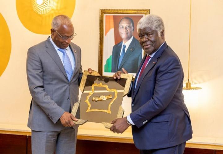 Côte d'Ivoire-Guinée : Amadou Oury Bah (PM) de Guinée : « Nous ne pouvons que remercier la Côte d'Ivoire pour nos compatriotes qui ont trouvé que c'est un havre de paix » Côte d'Ivoire-Guinée : Amadou Oury Bah (PM) de Guinée : « Nous ne pouvons que remercier la Côte d'Ivoire pour nos compatriotes qui ont trouvé que c'est un havre de paix »