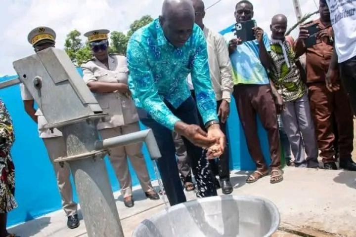 Inaugurant des infrastructures, le ministre Diawara demande à des villageois « de voter le candidat du RHDP à l'élection présidentielle » Inaugurant des infrastructures, le ministre Diawara demande à des villageois « de voter le candidat du RHDP à l'élection présidentielle »