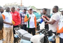 Remise de motos aux mutualistes par MUPEMENET-CI Remise de motos aux mutualistes par MUPEMENET-CI