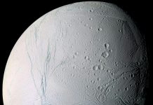 Encelade de Saturne Émet de la Chaleur par ses Pôles Encelade de Saturne Émet de la Chaleur par ses Pôles