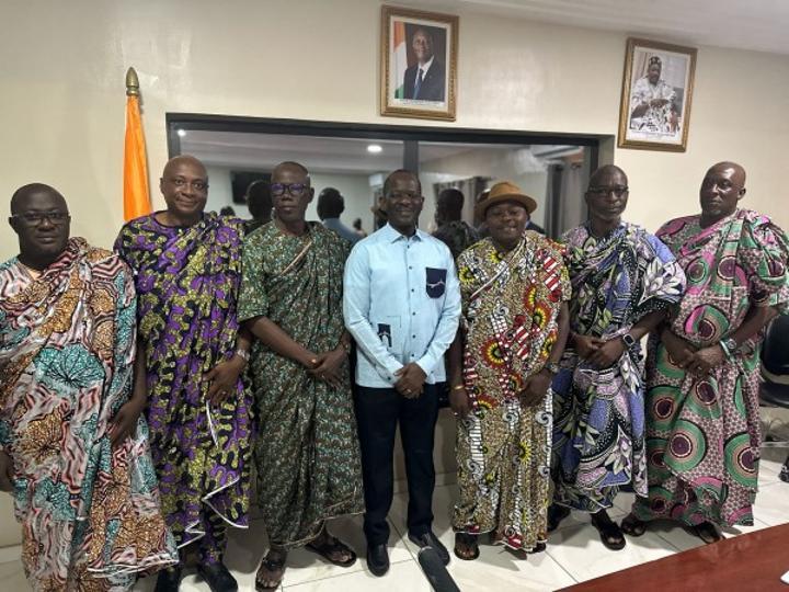 Célestin Koalla Échange Avec Chefs de M'Badon à Cocody Célestin Koalla Échange Avec Chefs de M'Badon à Cocody