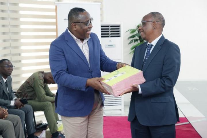 CEI Remet Affiches et Bulletins pour Campagne Responsable CEI Remet Affiches et Bulletins pour Campagne Responsable