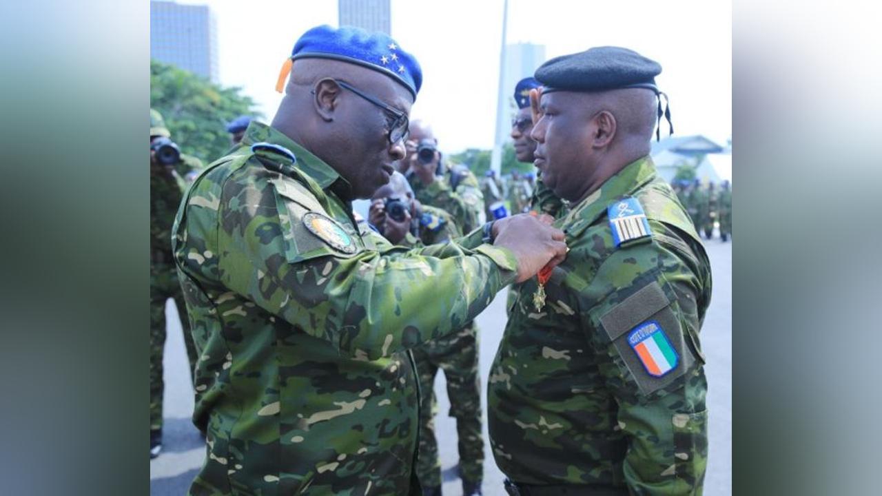 Décorations des Militaires et Civils par le CEMAG Doumbia Décorations des Militaires et Civils par le CEMAG Doumbia