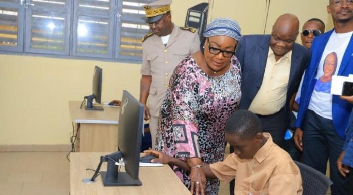 Anne Ouloto Équipe Collège et Lycée en Matériel Informatique Anne Ouloto Équipe Collège et Lycée en Matériel Informatique