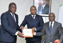 Passation de charges entre Amédé et Bouaké Fofana au Ministère de l’hydraulique Passation de charges entre Amédé et Bouaké Fofana au Ministère de l'hydraulique