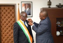 Reconduit Ministre, Amadou Coulibaly remet officiellement ses attributs de Député à son suppléant Reconduit Ministre, Amadou Coulibaly remet officiellement ses attributs de Député à son suppléant