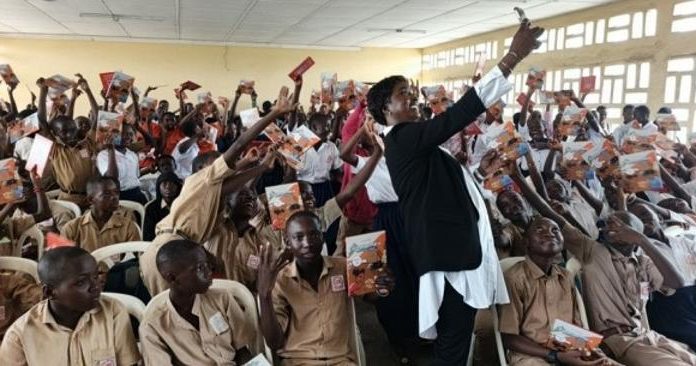 Koumassi Distribue 300 Bandes Dessinées au Lycée Koumassi Distribue 300 Bandes Dessinées au Lycée