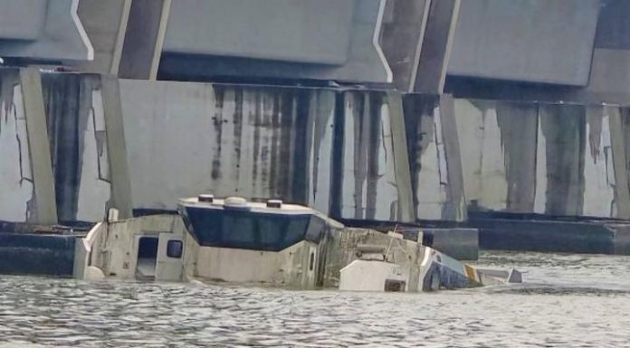 Bateau de passagers échoue au pont Félix Houphouët Bateau de passagers échoue au pont Félix Houphouët