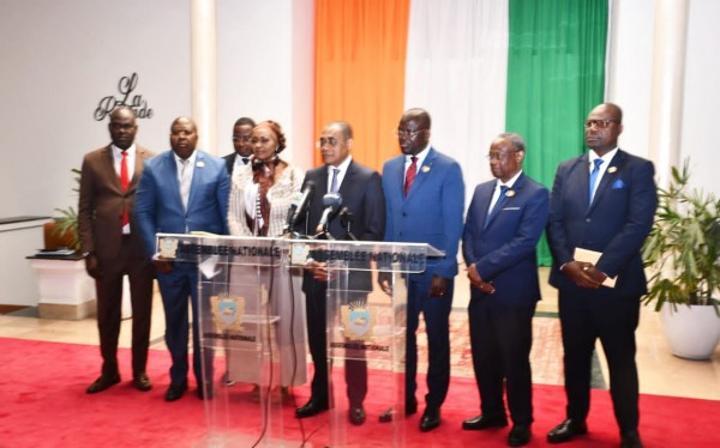 Parlement Autorise Réformes Marchés Publics Fiscalité Commerce Parlement Autorise Réformes Marchés Publics Fiscalité Commerce