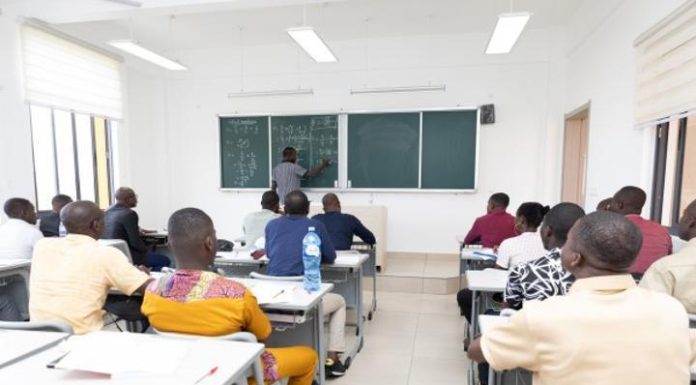 Recrutement de 2000 Enseignants en Mathématiques et Physique Recrutement de 2000 Enseignants en Mathématiques et Physique